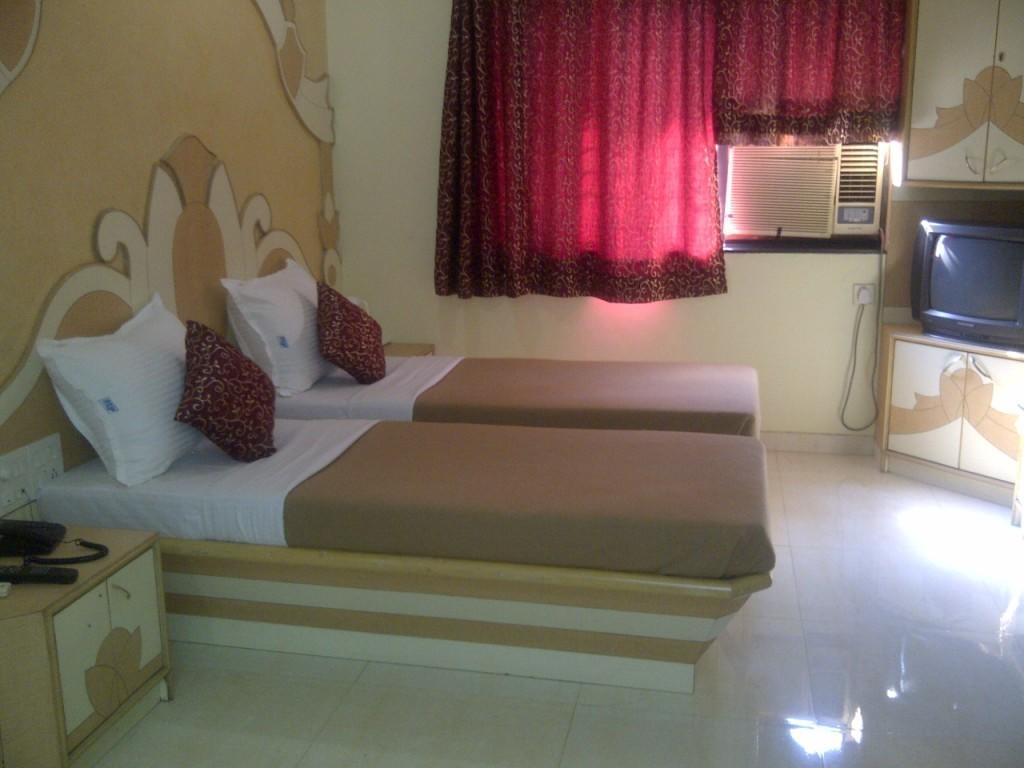 Om Sai Palace Hotel Pune Exterior photo