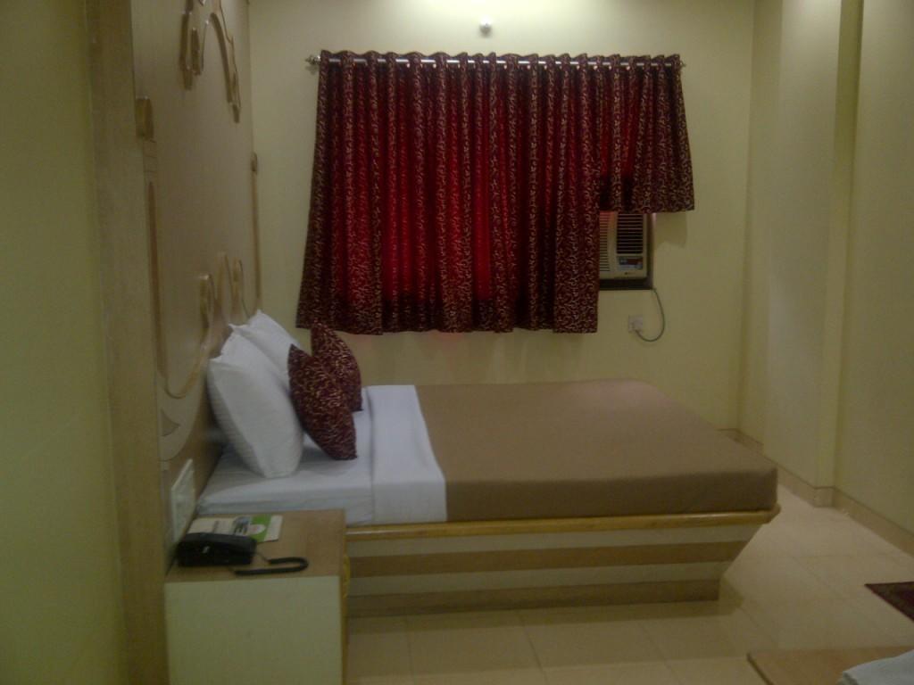 Om Sai Palace Hotel Pune Room photo