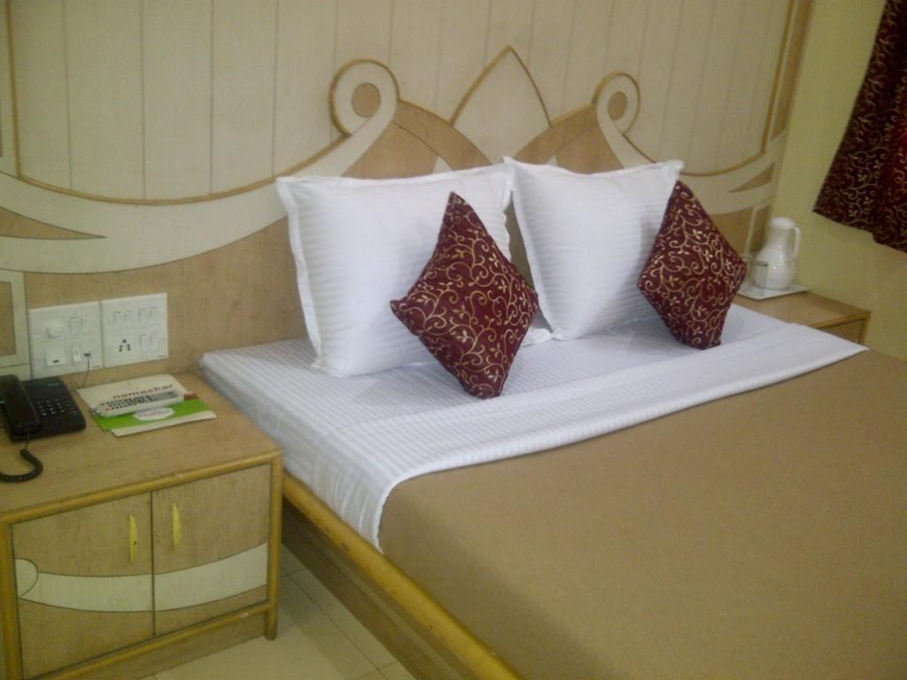 Om Sai Palace Hotel Pune Room photo